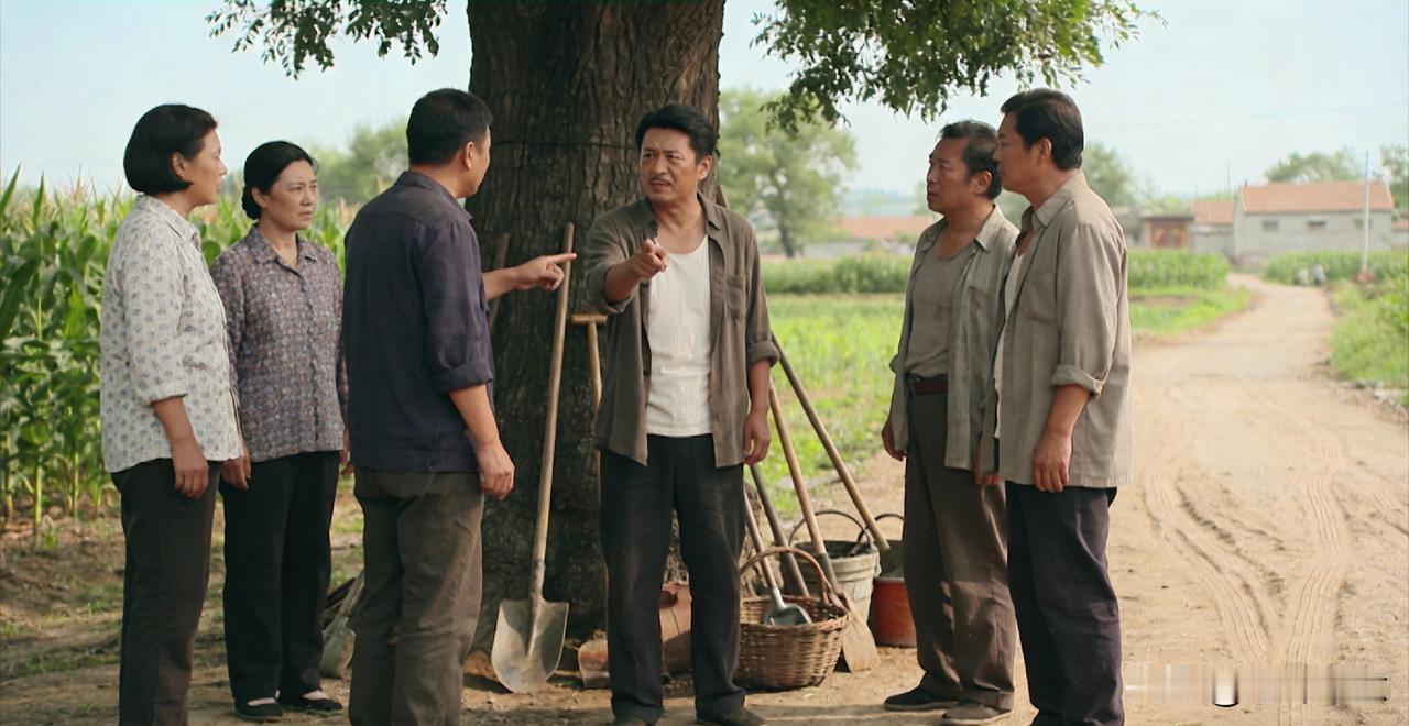 村口修路我捐了五千，为啥大伙还骂我？
我们村的土路坑坑洼洼，下雨就没法走，村里组