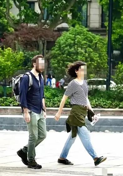 两名外籍游客在成都宽窄巷子吃完饭想直接逃单，被店主拦下后不仅拒不付钱，还当众耍赖