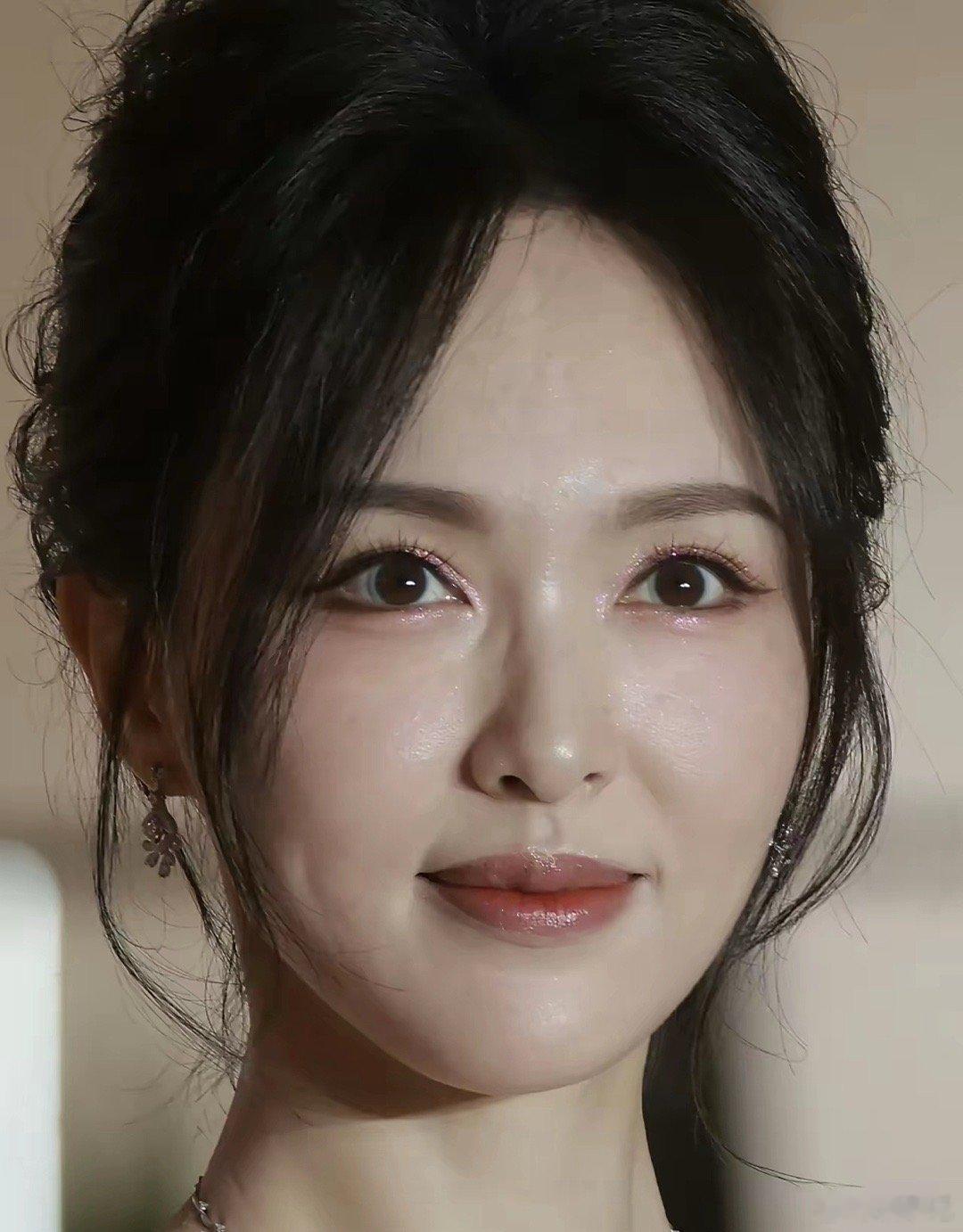 唐嫣这张特写照，隐形眼镜都暴露无遗，皮肤简直细腻得让人心动。 
