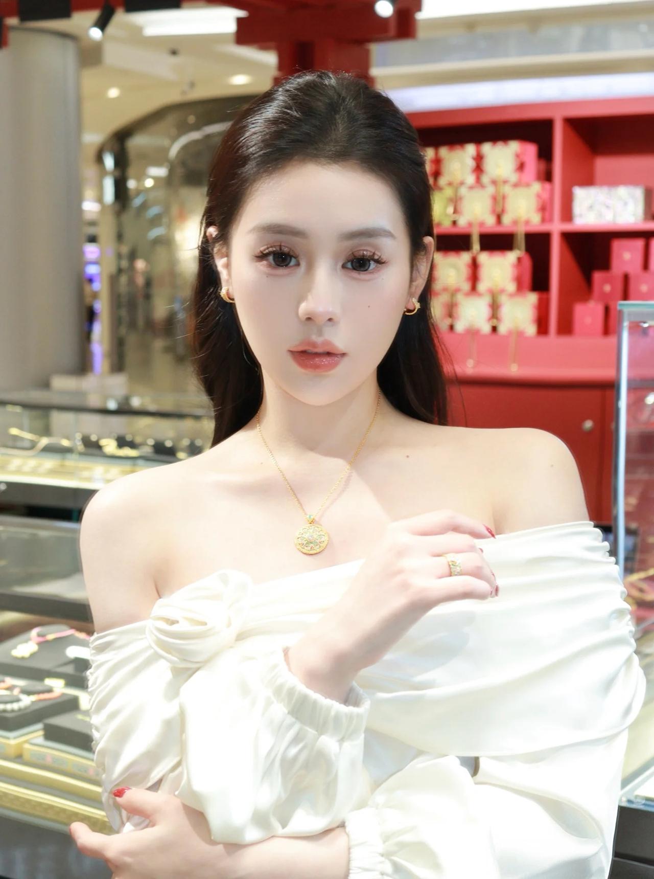 白色一字肩搭配项链和手链，太好看了