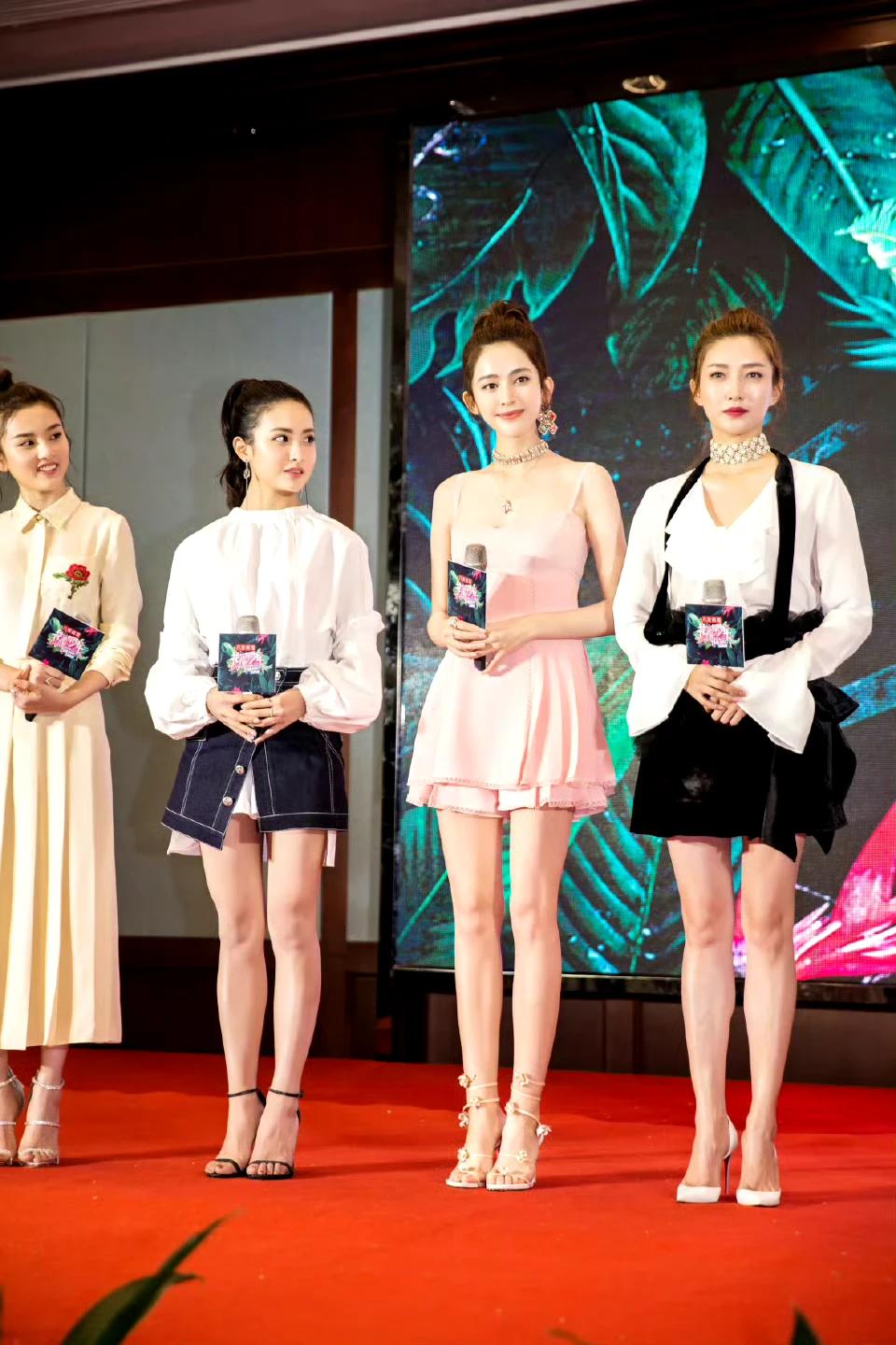 女明星们在一起那就是宫斗剧现场，
表情太有意思了！
#娱乐#