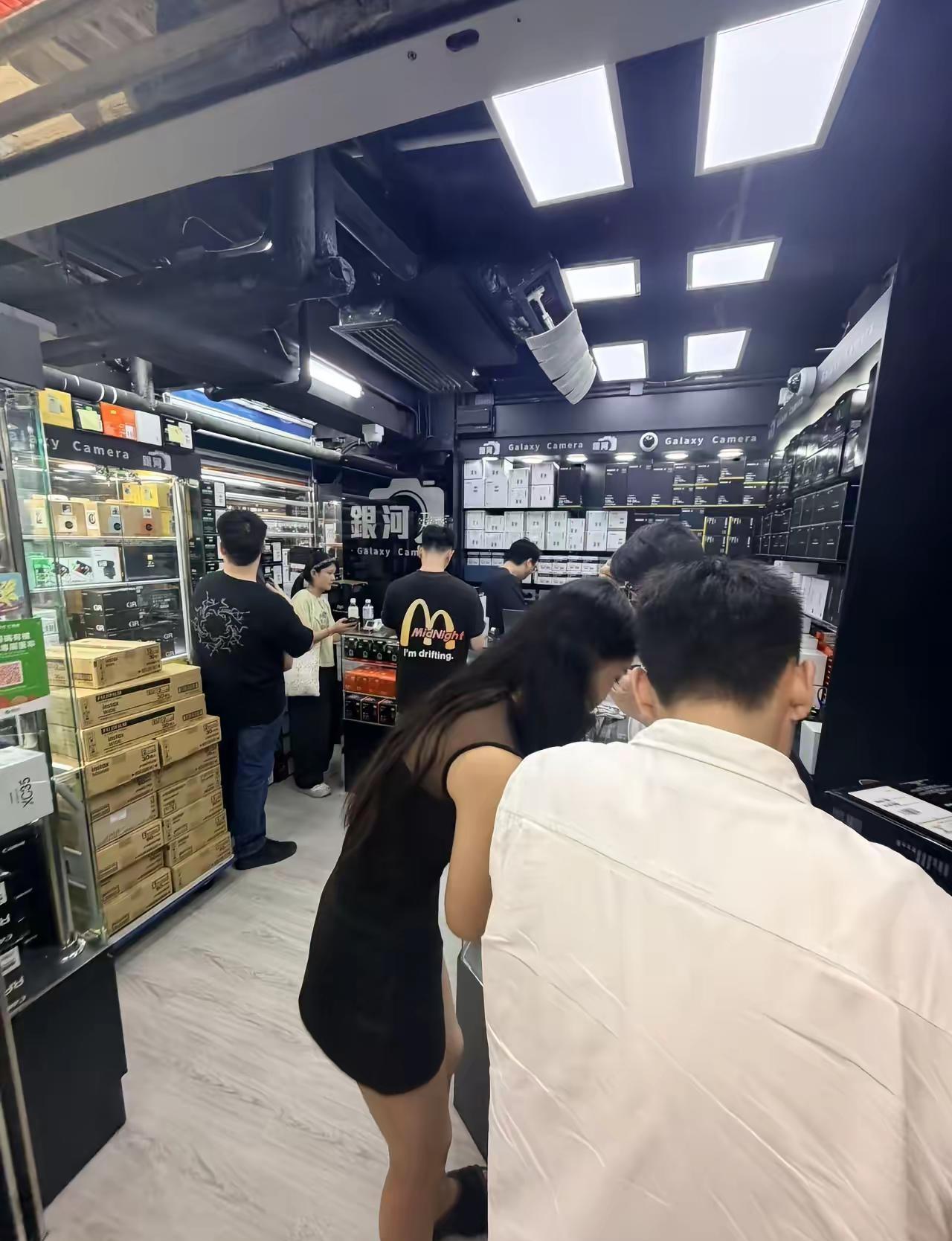 好家伙！汇率一路狂泻，香港佳能富士彻底失。R7六千多拥有、R8六千多拿下、RP三