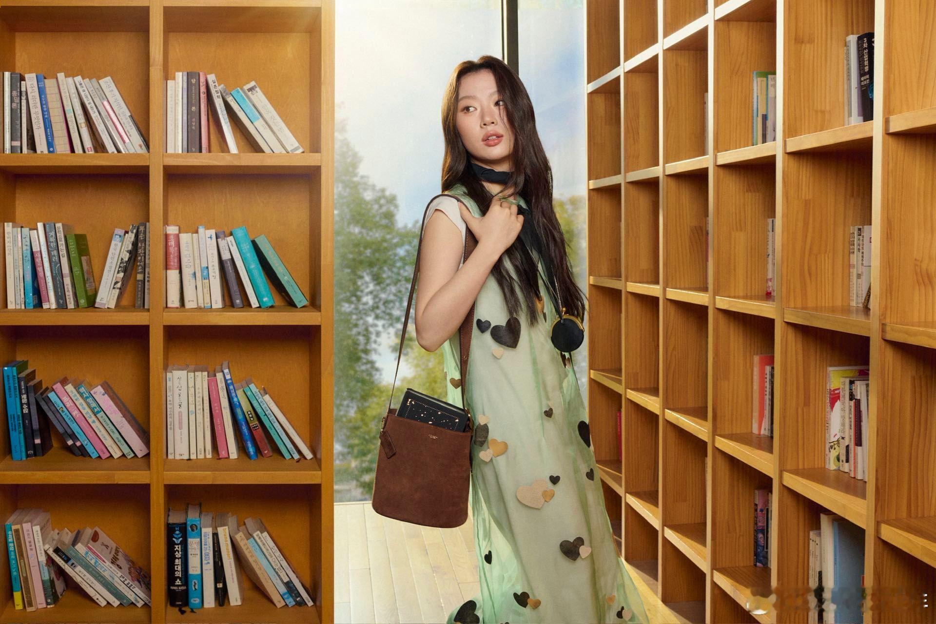 不设限的声音，不定义的风格。 恭喜单依纯成为COACH品牌全球代言人，向世界展现