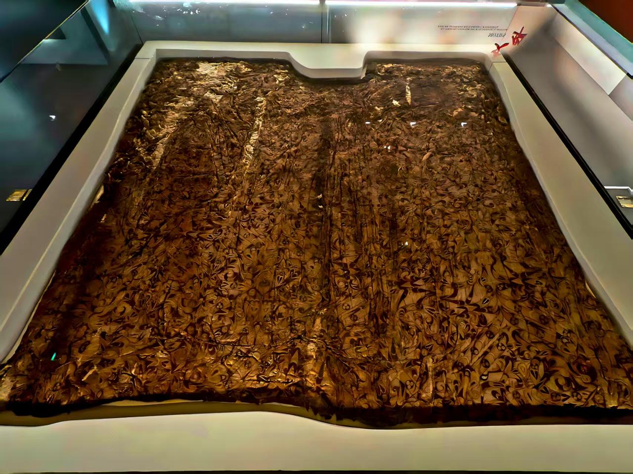 古代被子竟有一个大口子？

1982年，湖北江陵马山一号楚墓，出土了一件战国衾被