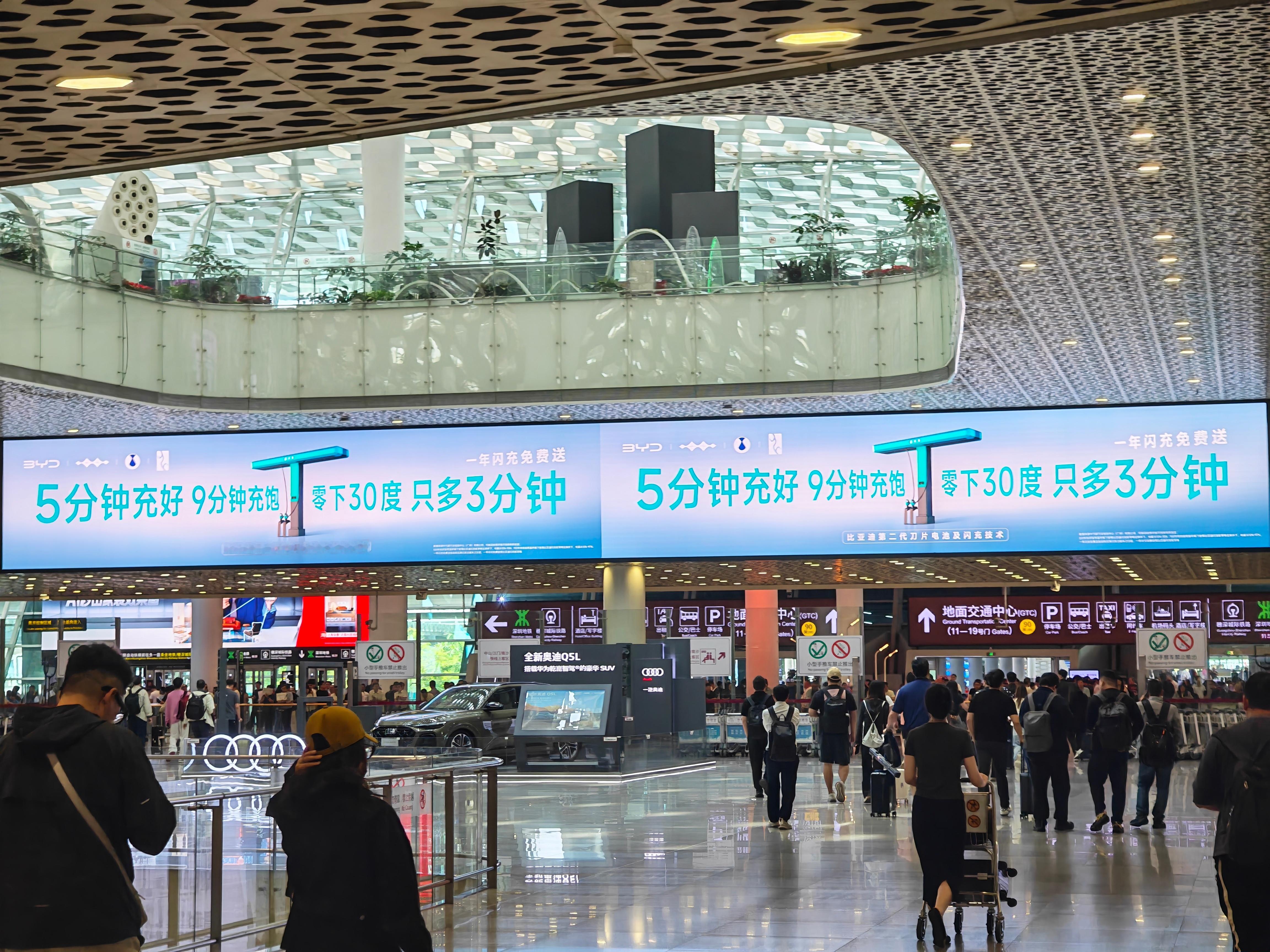 在机场看到了比亚迪闪充的大屏广告这个广告打得好，作为第一次量产闪充的品牌，比亚迪