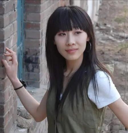 任素汐38岁了，
该做的一样没做，没有再婚，
没有生娃，没有当妈，
恋爱目前也没