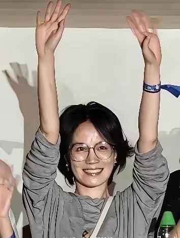 王菲的魅力，从来不止是长相。
喜欢她的人很多，不喜欢她的人也不少，但她始终活在自