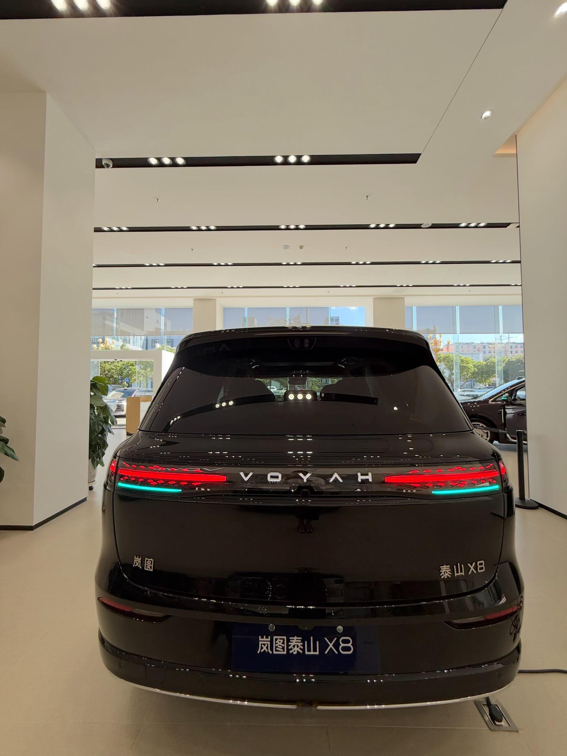 不塞第三排反而显大，二排伸腿、扶手、杯架都顺手，开长途像把客厅搬上路，人不挤车不