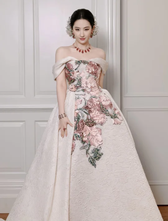 神仙姐姐VOGUE盛典造型美到心巴上了😍❗️