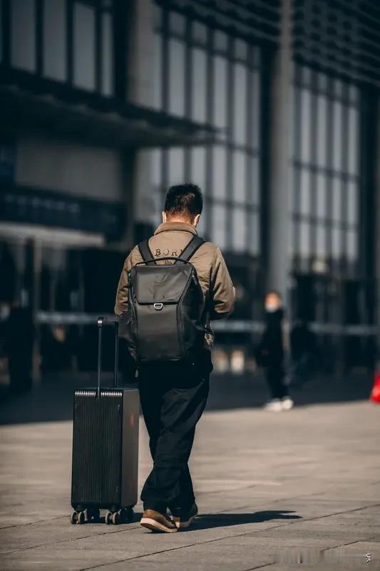今天在头条上看到一位大V发文，说越穷越要去一线城市打工，我对此观点不敢苟同。去大