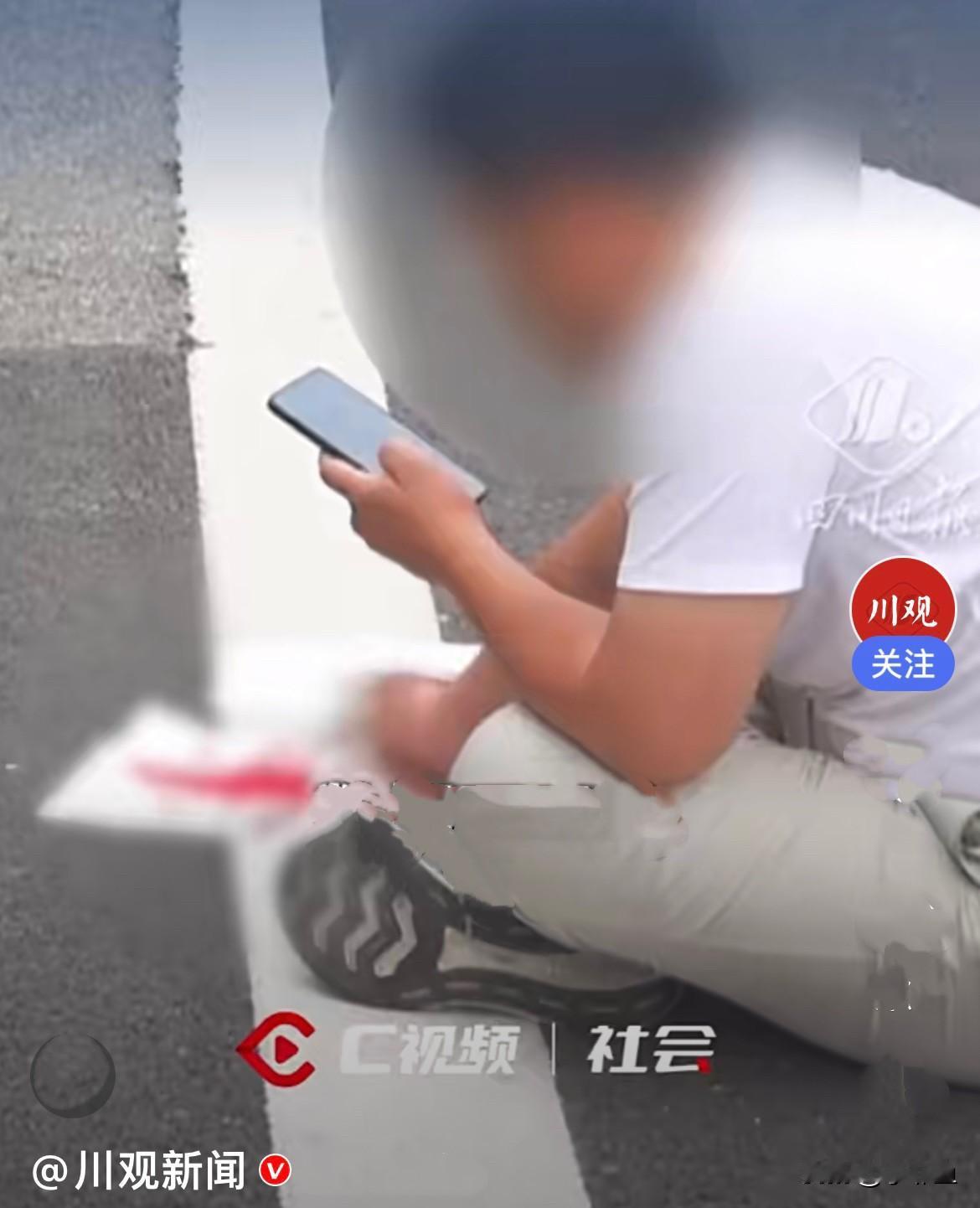 近日。北京通州一名小伙骑着电动车赶路，全程目不转睛盯着手机，一边骑车一边开工作视