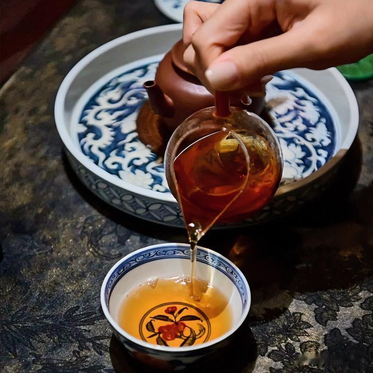 《茶隐谣·民歌体》
茶烟袅袅转青瓷，叶儿浮沉意自痴。喧喧闹闹终成寂，浓浓淡淡味转