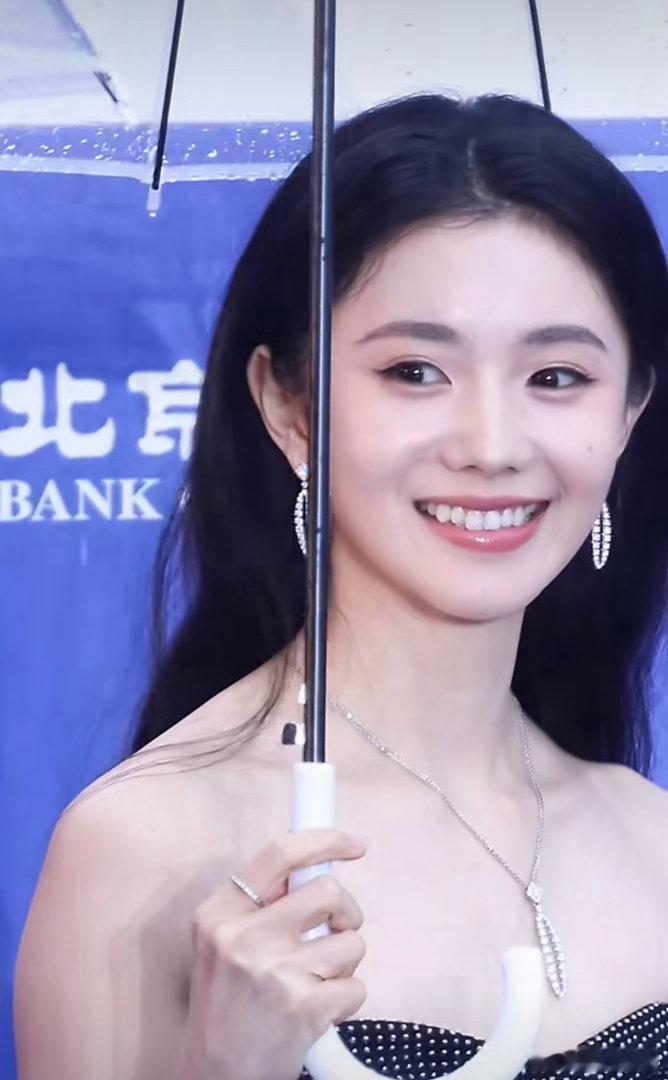 刘浩存演消失的人自己也被吓到 北影节红毯上《消失的人》剧组亮相，她聊角色的时候表