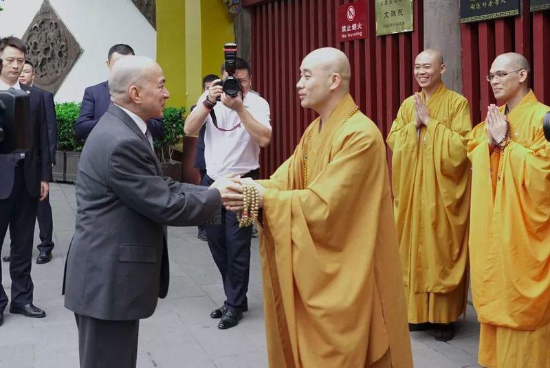 （成都讯）据禅风网报道，9月20日上午，西哈莫尼国王访问成都文殊院，文殊院住持宗