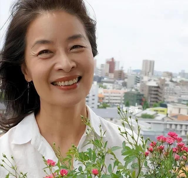 演员顾艳现定居日本，生活安定幸福，祝福她。
最记得，她在电视剧《在那遥远的地方》