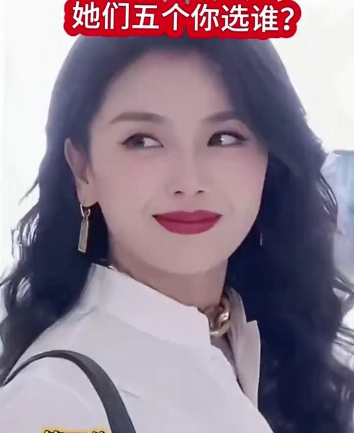 别再信什么“保鲜”了。
真正的美人，都在“氧化”。
50岁的袁泉，刚贡献了封神级