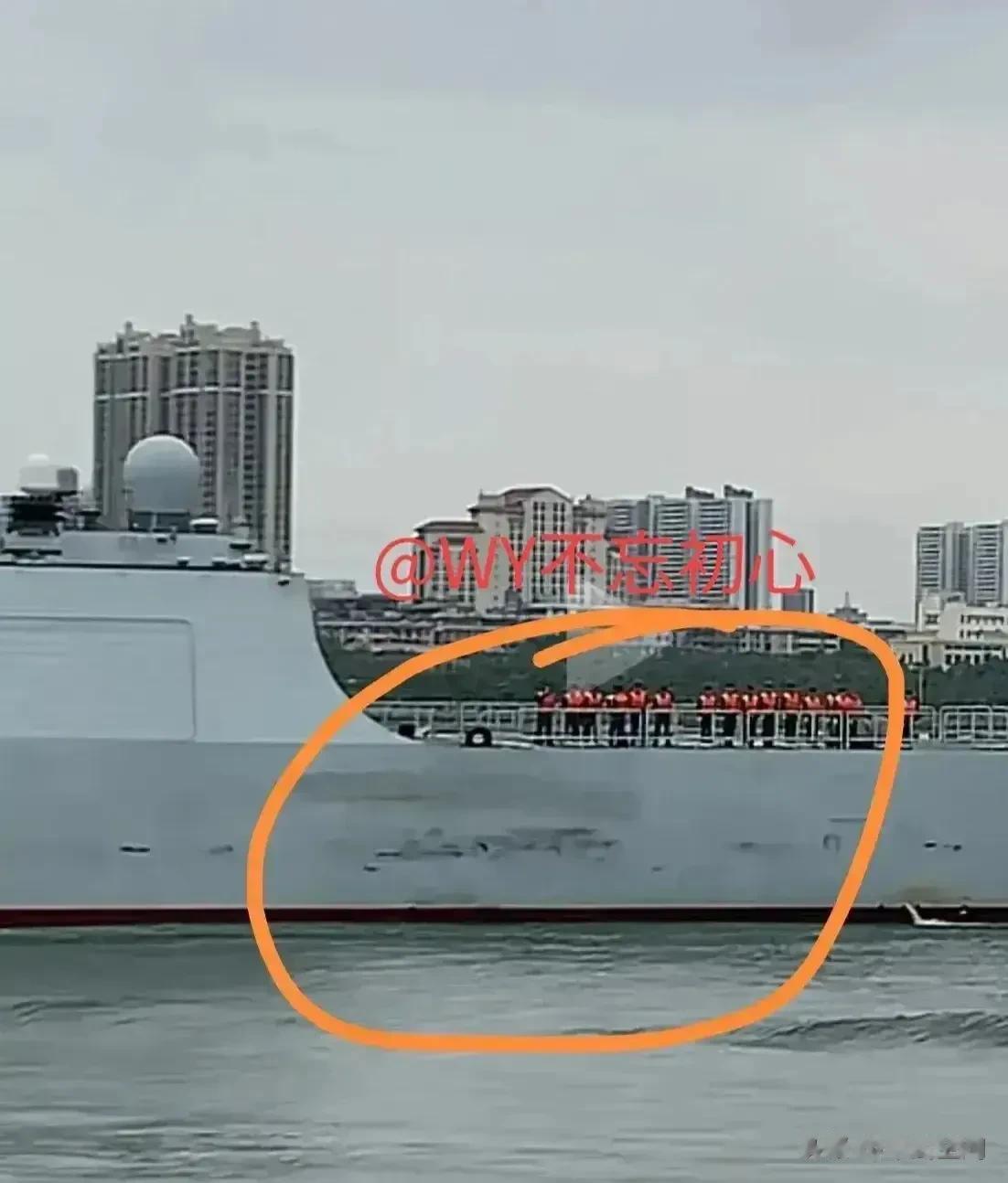 大惊！052DL“焦作”舰舰体“受损”严重。
通过照片可以看到，163焦作舰舰体