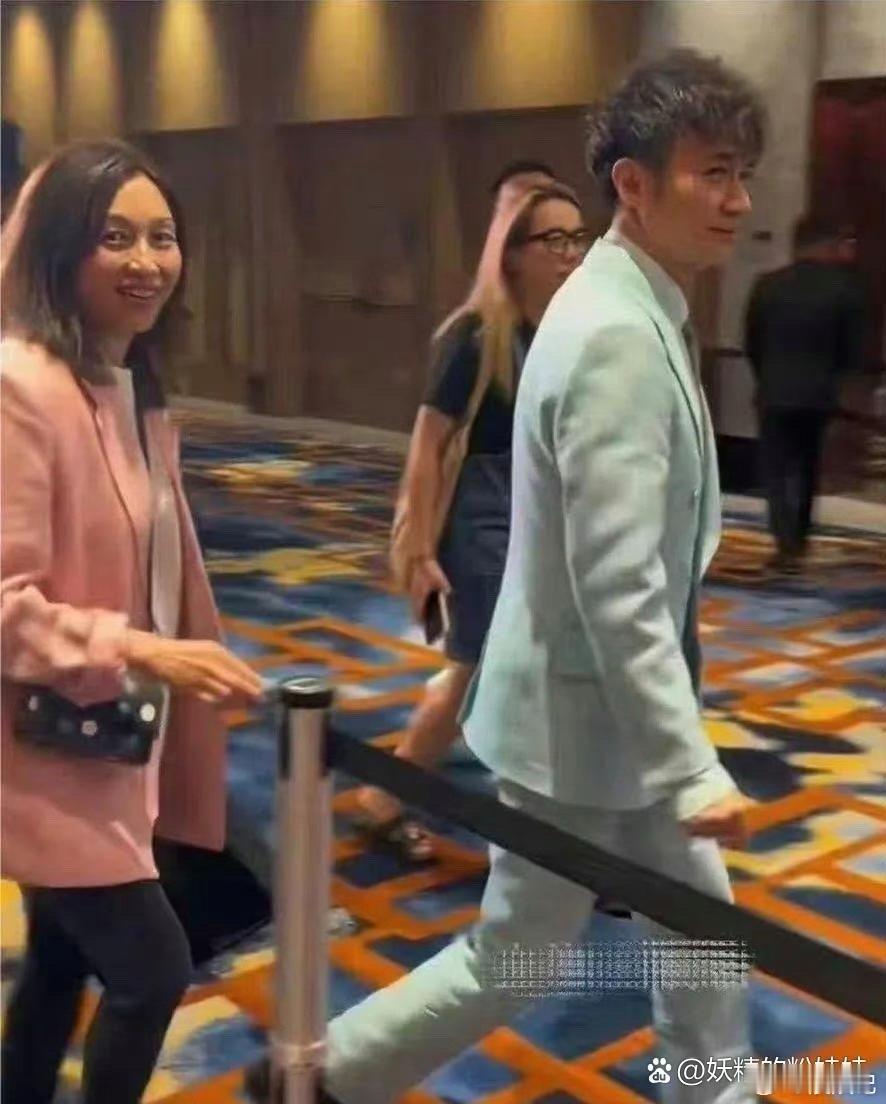 古巨基和老婆陈韵晴婚后一直很幸福，陈韵晴比古巨基大5岁，很会照顾人，平时跟古巨基