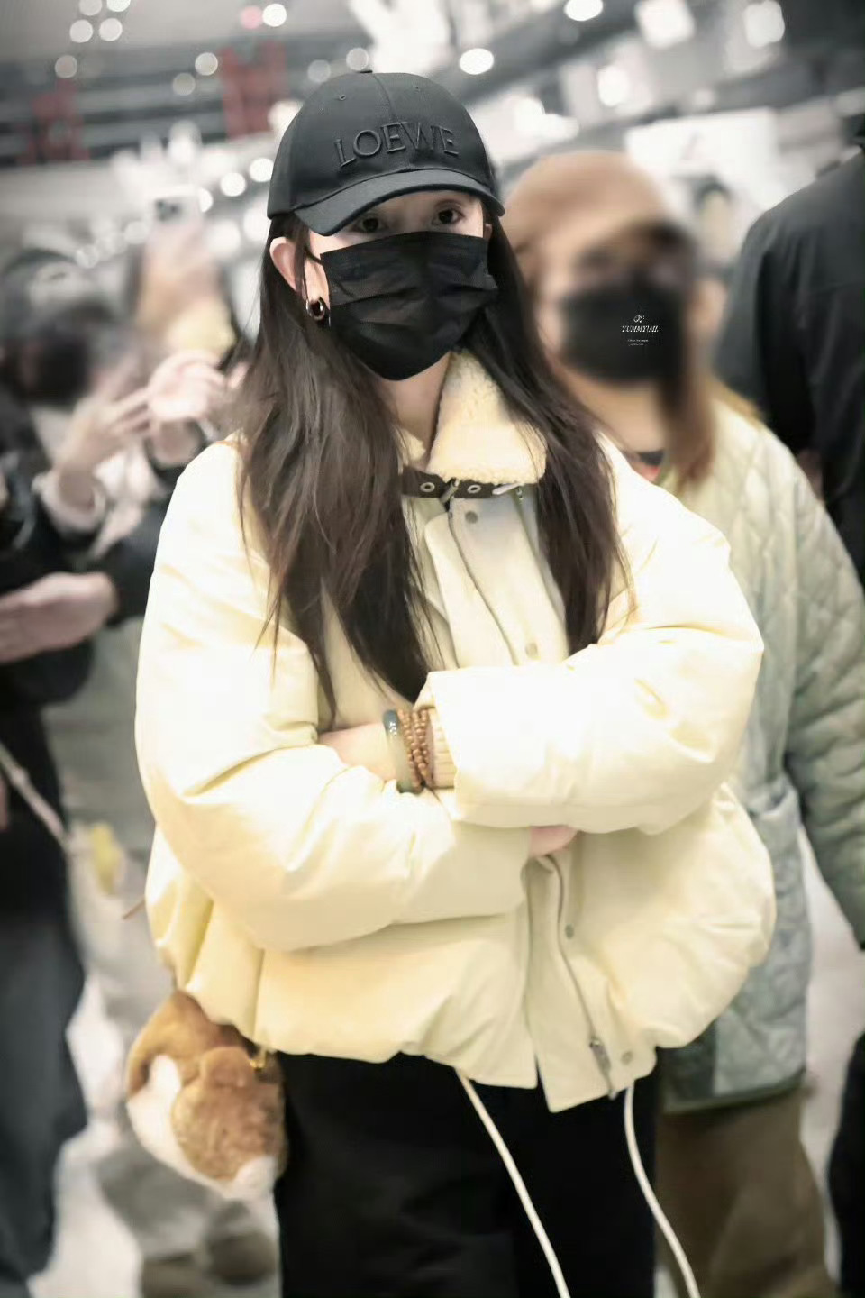 杨幂北京出发杨幂北京机场出发路透  休闲保暖风大幂幂私服穿搭也太好了吧！好有活力
