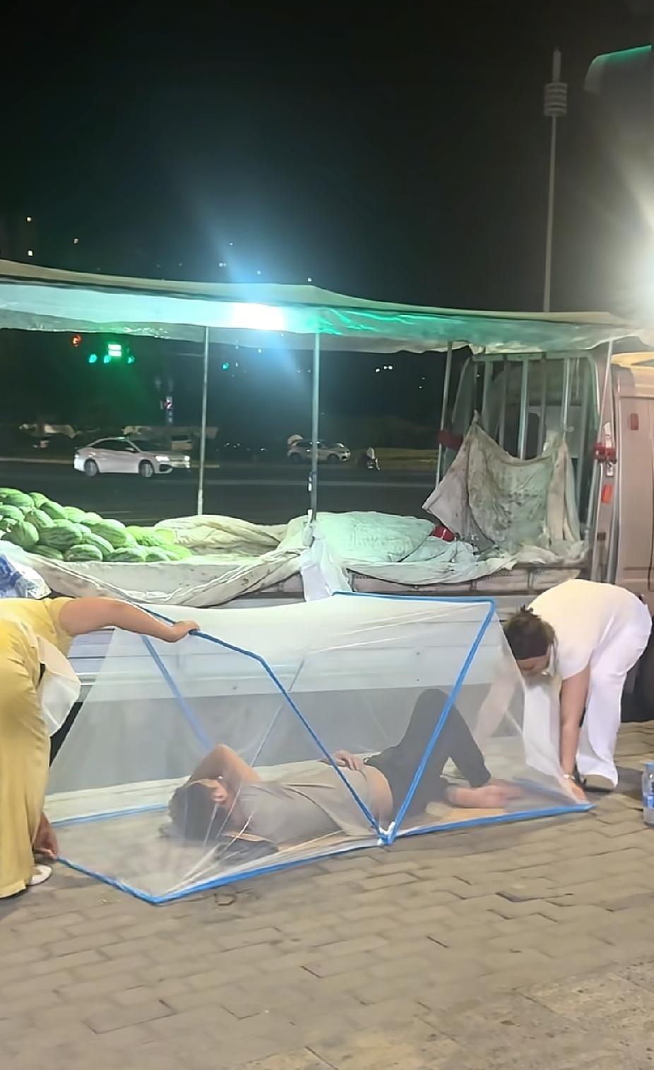在郑州一个深夜1点多的时刻，一位女子睡前不经意往窗外瞥去，却意外撞见了街头令人心
