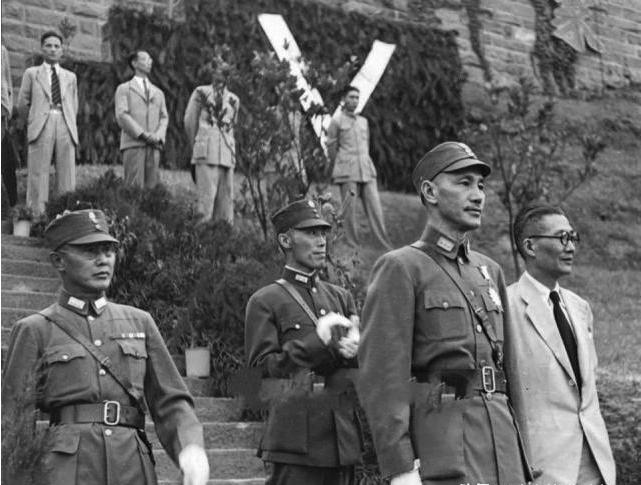 1944年10月，蒋纬国驱车经过重庆市内一处院落门前时，听见院内传来阵阵惨叫，他
