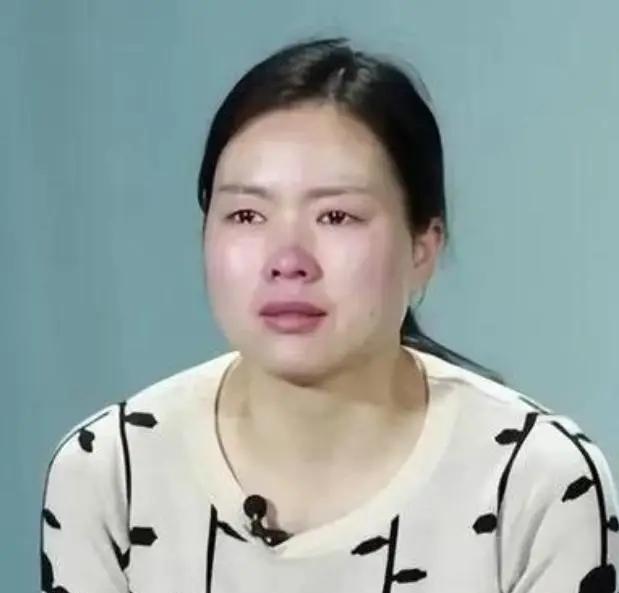 多年前，湖北一对夫妻因寻子无果绝望自杀，撇下5岁女儿。二十余年后，长大成人的女儿