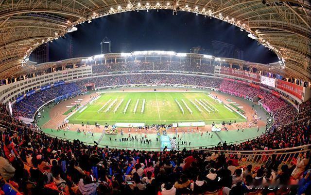 12月27日晚，在湖南长沙贺龙体育场，永州队1-0常德队荣获首届“湘超”冠军！看