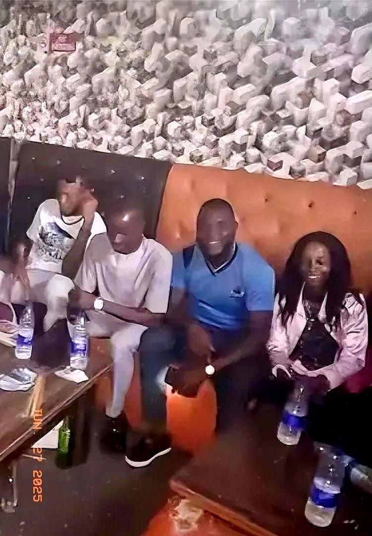 留学生刚下飞机就被拉去医院抽血

你别说 这规定还真不是对外国人有偏见 咱自家人