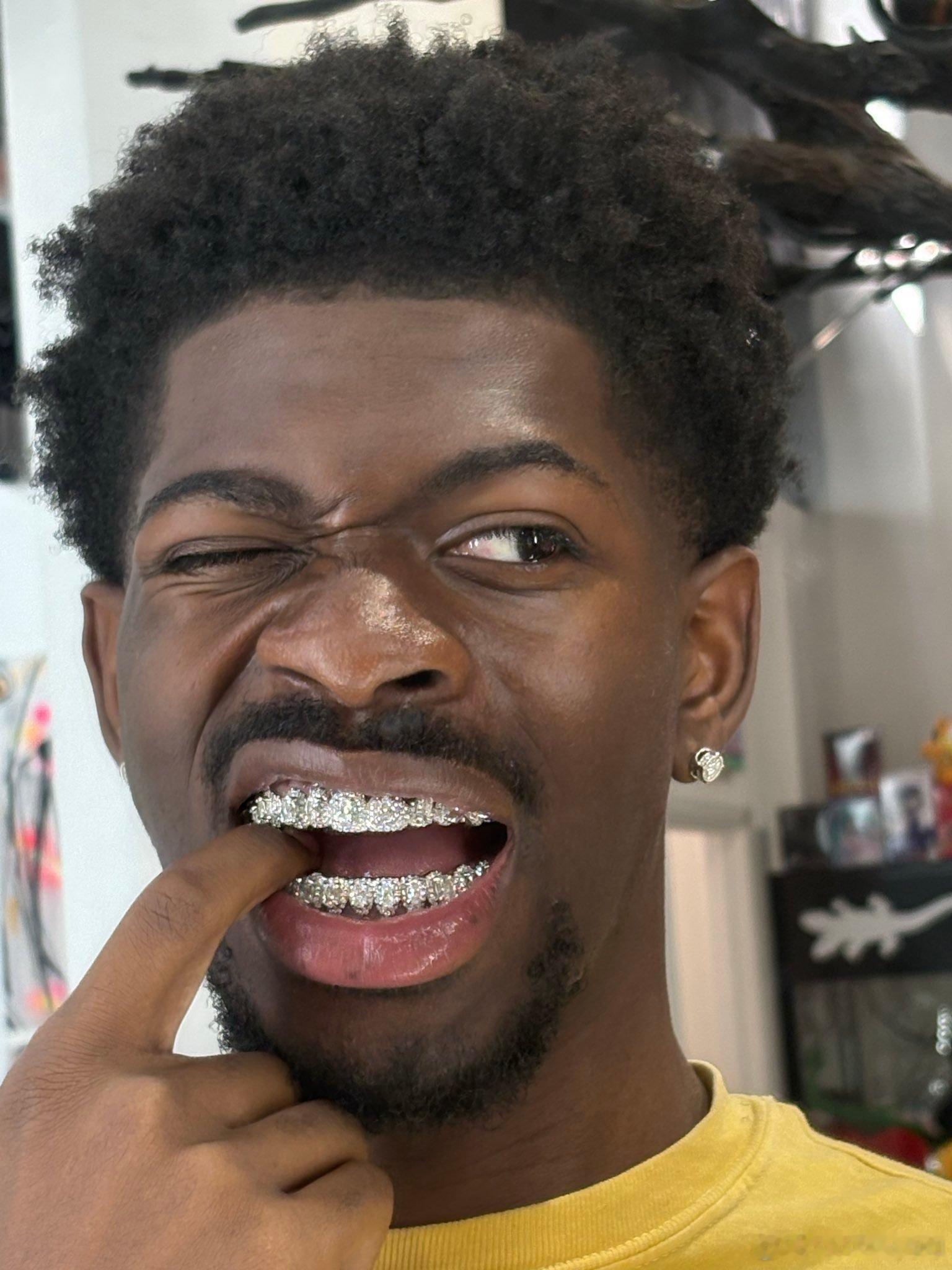 Lil Nas X 正式结束康复治疗，此前他因双相情感障碍入院休养数月。 