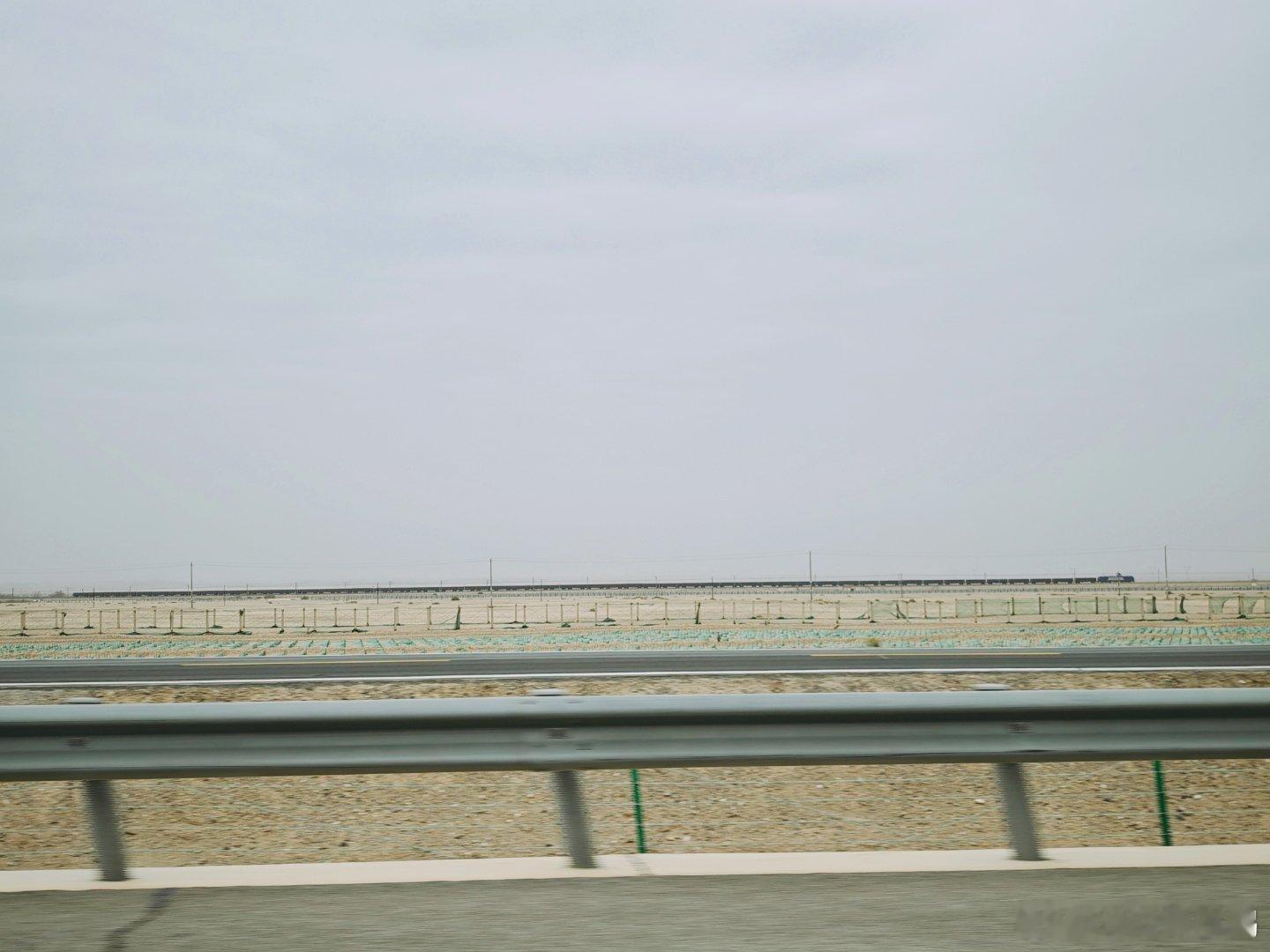 一张图拍下一整列火车……全网还有谁能做到[挤眼][嘻嘻]  ​​​