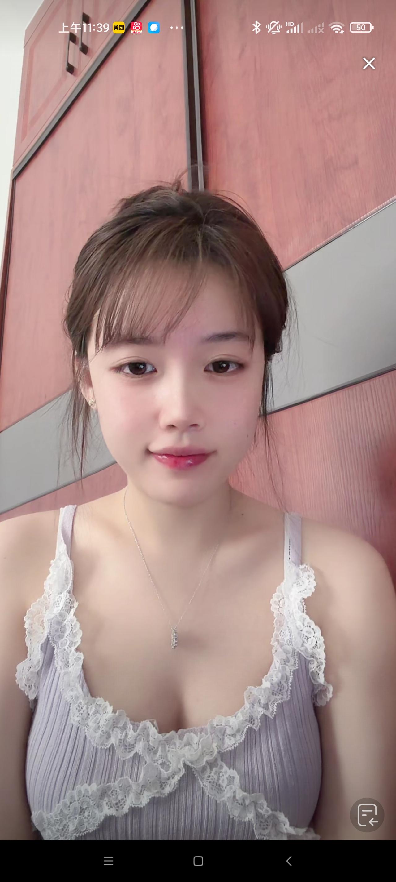 我认为做事重要。只会搞关系，不会做事情。早晚会露出马脚。最终一无是处，一地鸡毛。