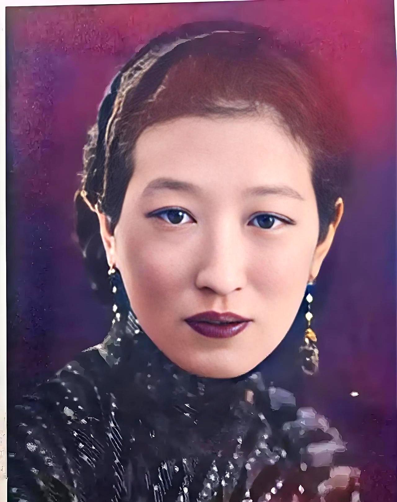 盛方颐，含着金汤匙出生，最后，却孤独死于贫困陋室中。
她父亲盛宣怀是晚清首富，她