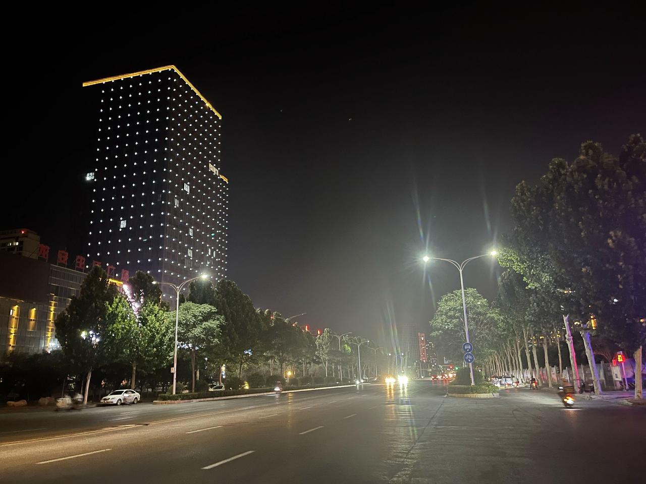 钱为什么会成为人的底气？
因为在现实社会里，金钱意味着选择权：
生病时，有钱能有