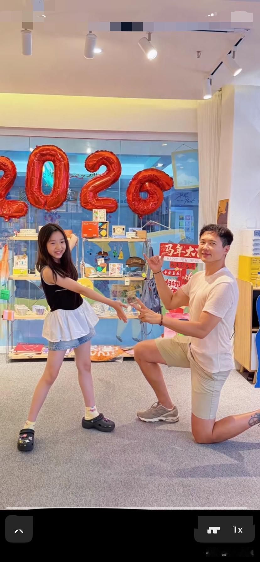 高云翔陪女儿小酒窝绘画，拼图，太有耐心了，妥妥的女儿奴！
高云翔耐心的看着女儿绘