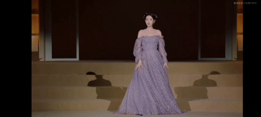 王玉雯五官消失 王玉雯VOGUE红毯美到发光！紫色长裙配编发小花装饰，提着裙摆迈