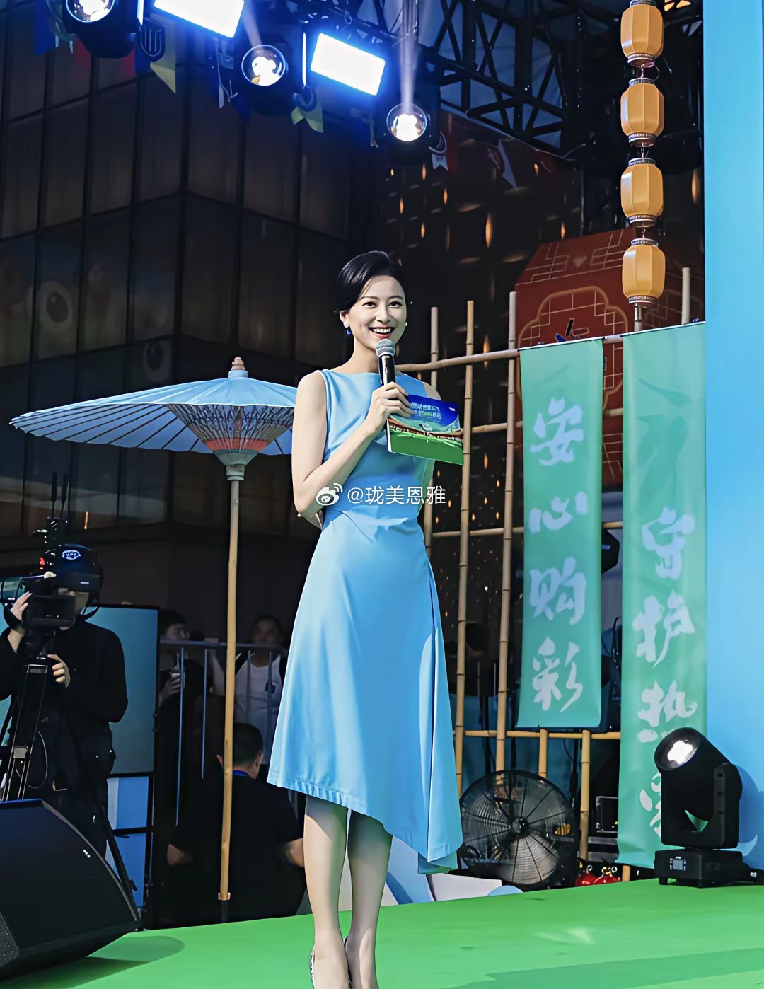夏天的主持工作 要穿连衣裙啊 穿裙子才不会热啊 