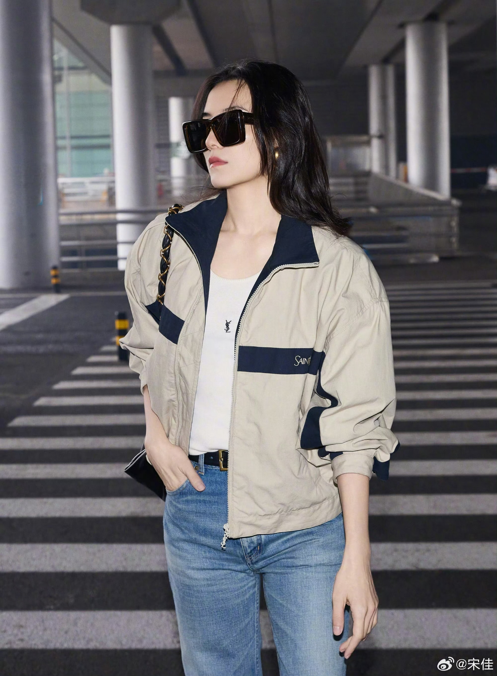 宋佳巴黎时装周出发路透宋佳出发巴黎时装周这一组出发图也太有气场YSL最严厉的母亲