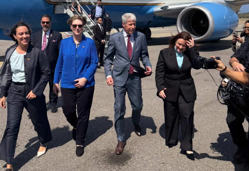 特朗普敦促委内瑞拉提高石油产量

美国能源部长克里斯·赖特抵达委内瑞拉，与临时总