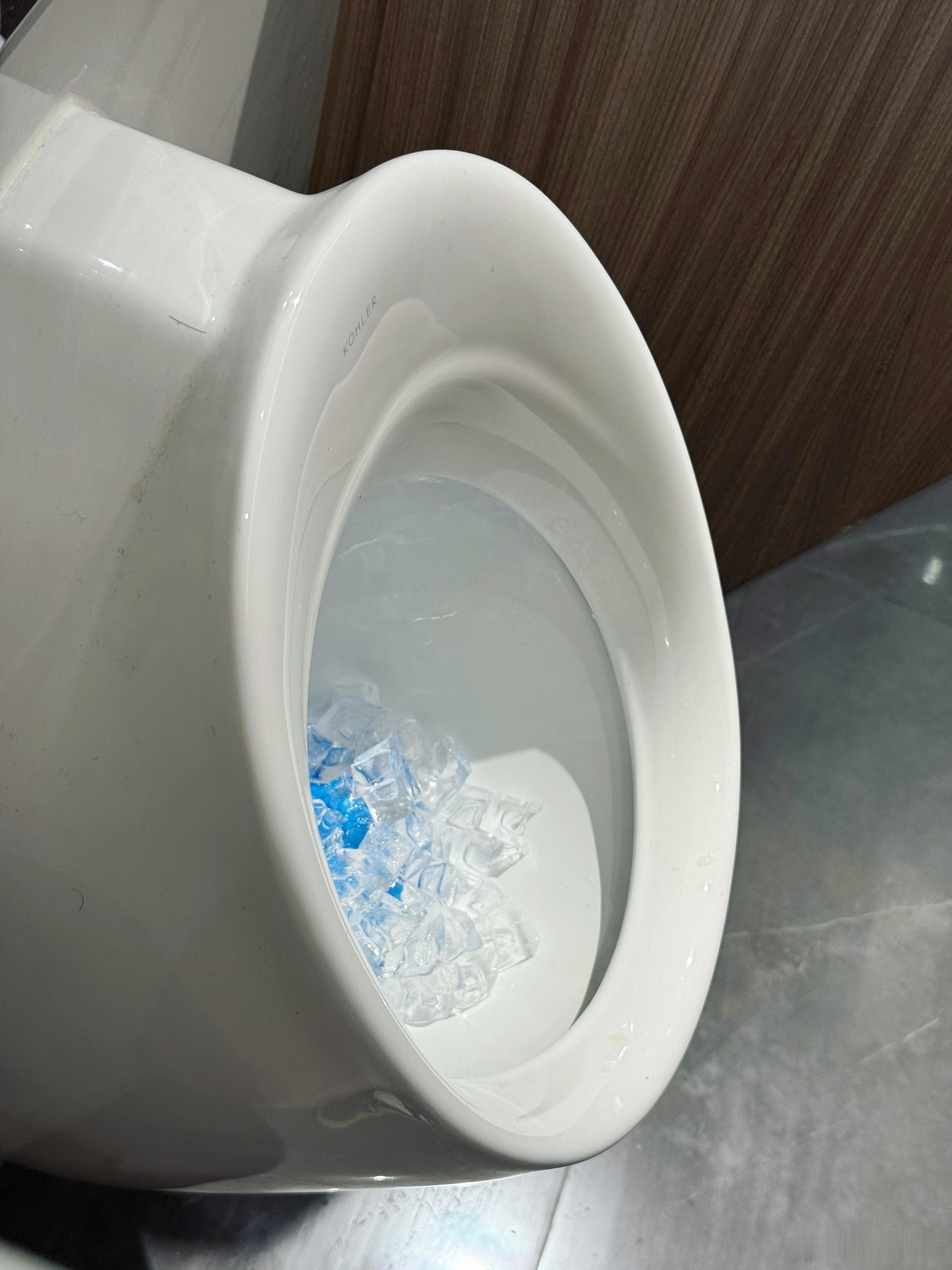 咦小便池加冰的作用是？降温？ 上海·虹桥机场二号航站楼