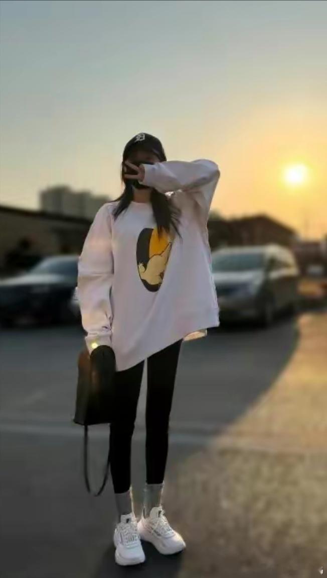 杨幂：今天比太阳下班早 ​！#杨幂# ​​​