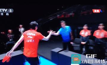 抗日成功！
 
王曼昱拿下关键制胜分之后振臂怒吼、霸气庆祝的名场面，对面就是日本