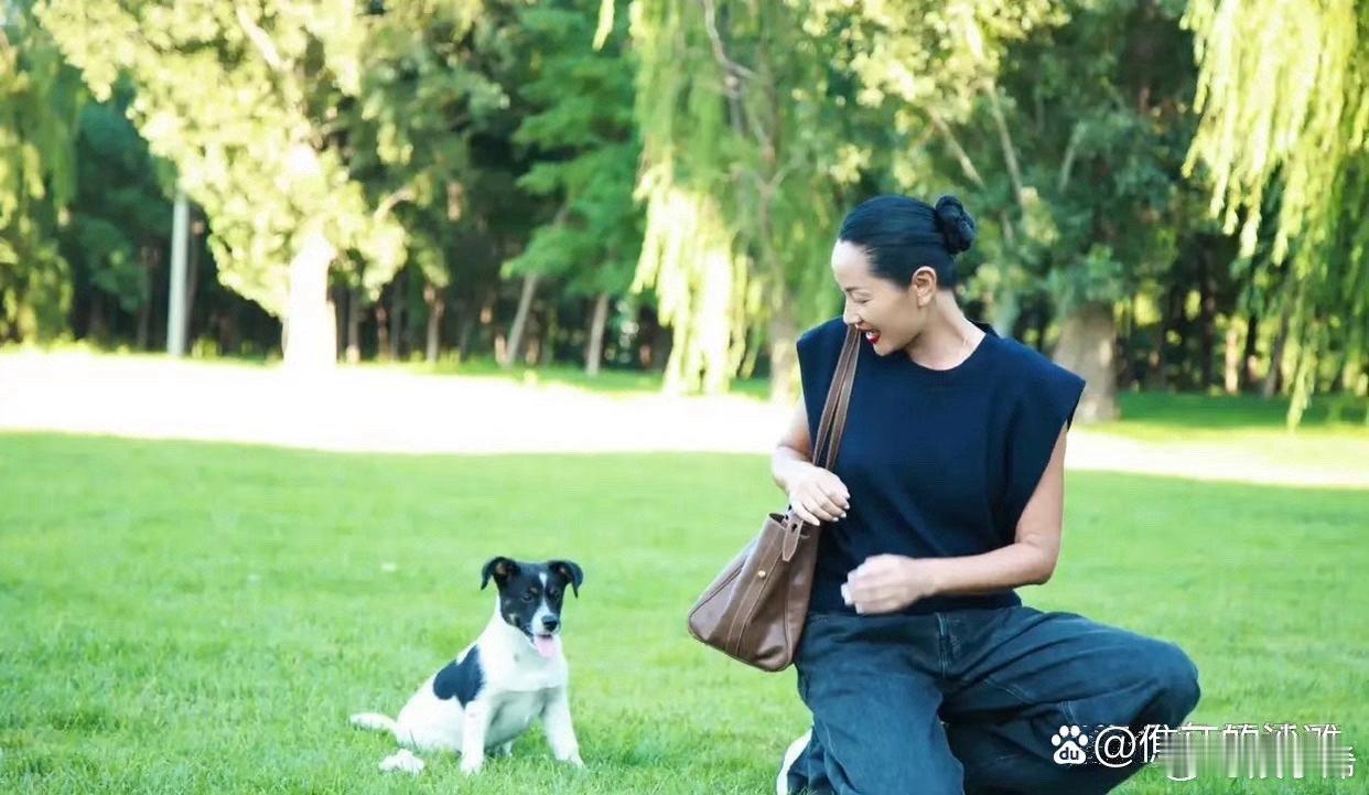 53岁的瞿颖，她在草地上惬意地遛狗，看上去状态还不错！ ​​​