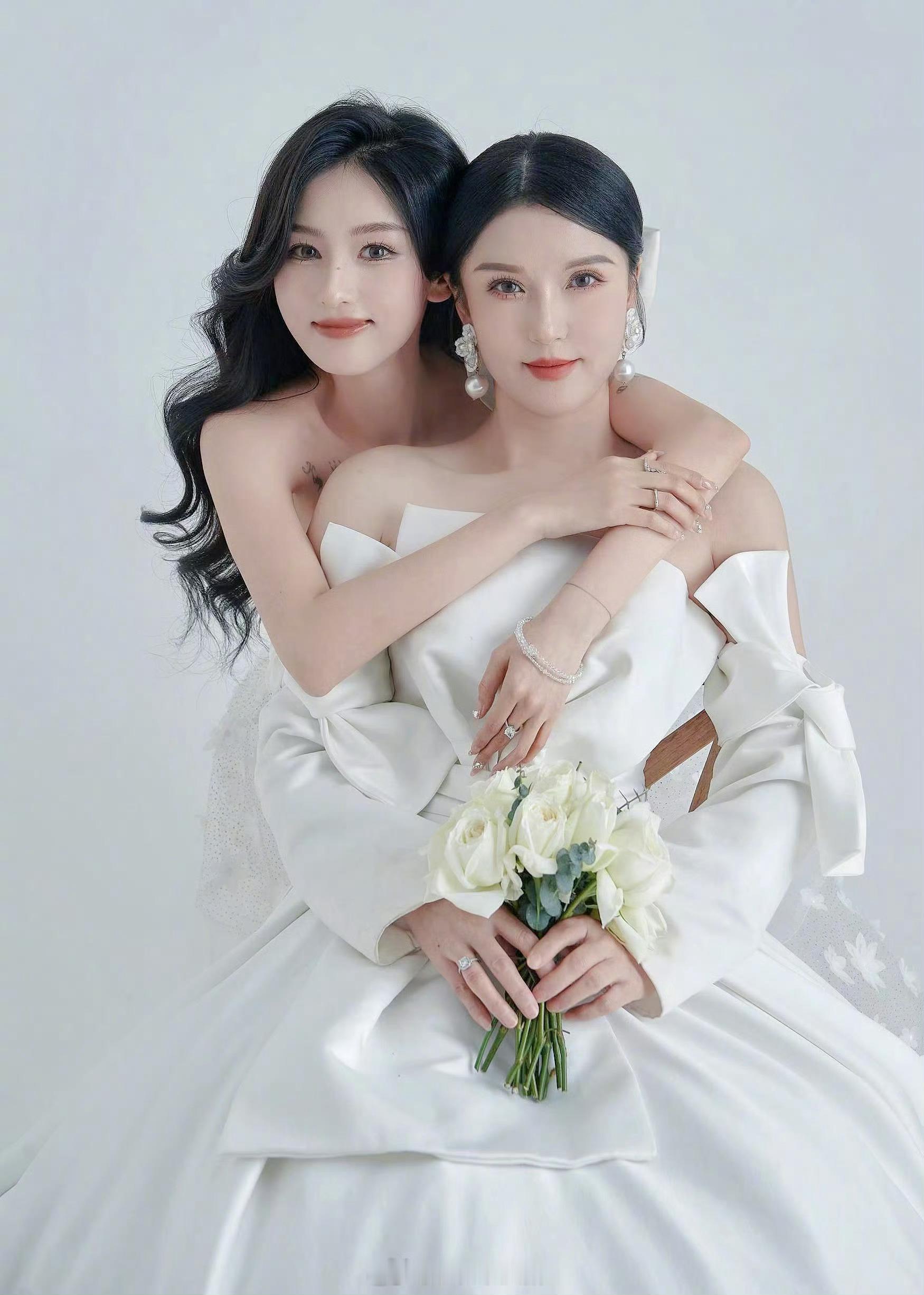 不像婆媳 更像姐妹 简直长的九九像 ​​​