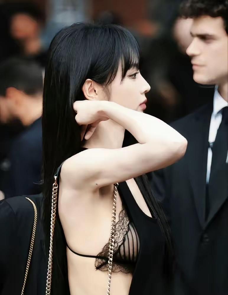 田曦薇这两年是真放得开。以前靠甜妹脸爆火，现在红毯亮相，抹胸深V高开叉轮着来，豹