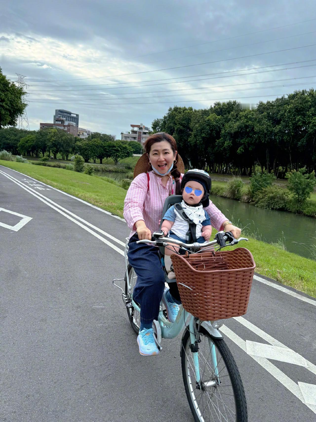 任家萱骑单车带儿子小腰果兜风。小腰果白白胖胖肉嘟嘟的，坐在妈妈怀里太可爱了！任家