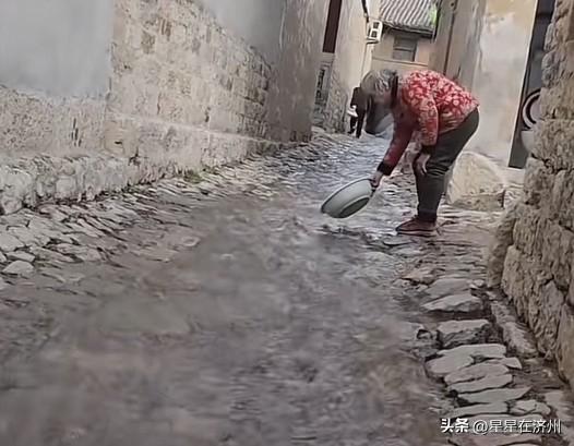 小溪穿过村里的石板路，
这个视频应该是假的，
因为破绽太严重了……
第一个破绽，