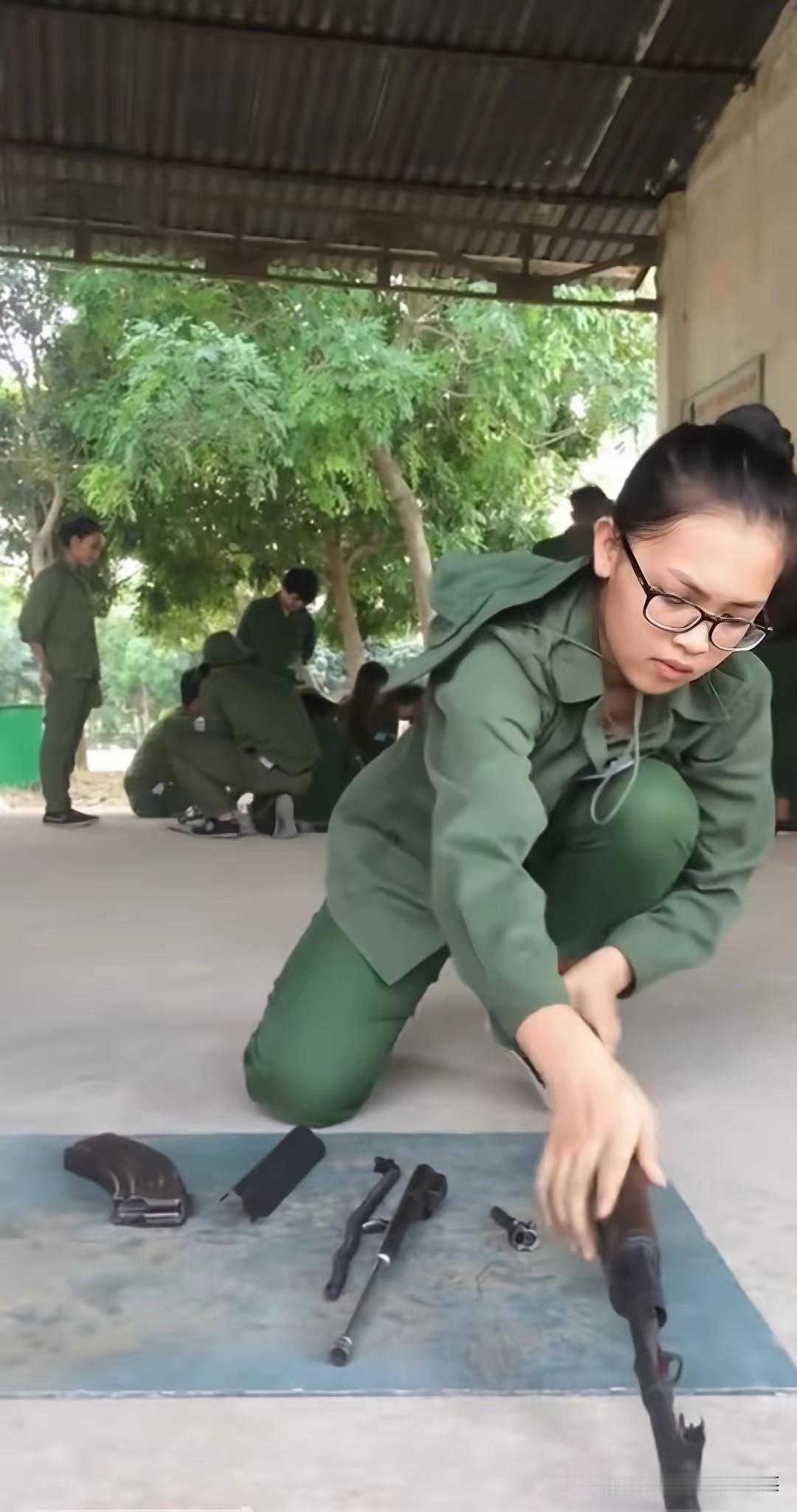 越南学生中国学生军训谁最实用?刚刚看了一段小视频，画面上越南大学新生入校军训“第