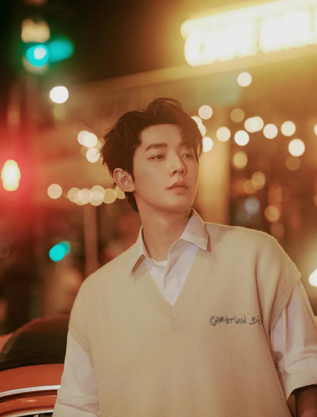 邓为巴黎时装周街拍图有！
今天的为为像是是清冷贵气的学长，又像是青春洋溢的男大，