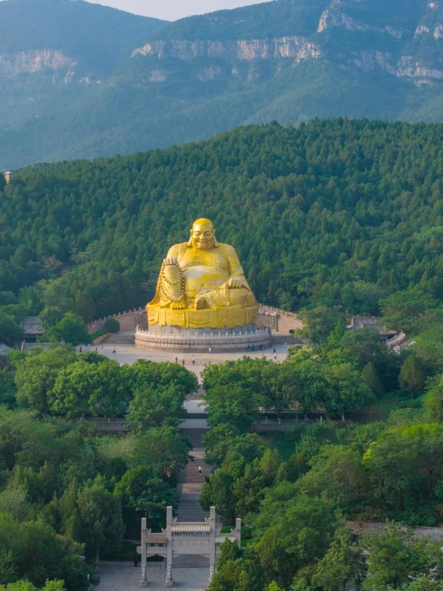 济南千佛山：城市中的灵秀之境
踏入济南千佛山，仿佛走进一幅灵动的画卷。山峦起伏，