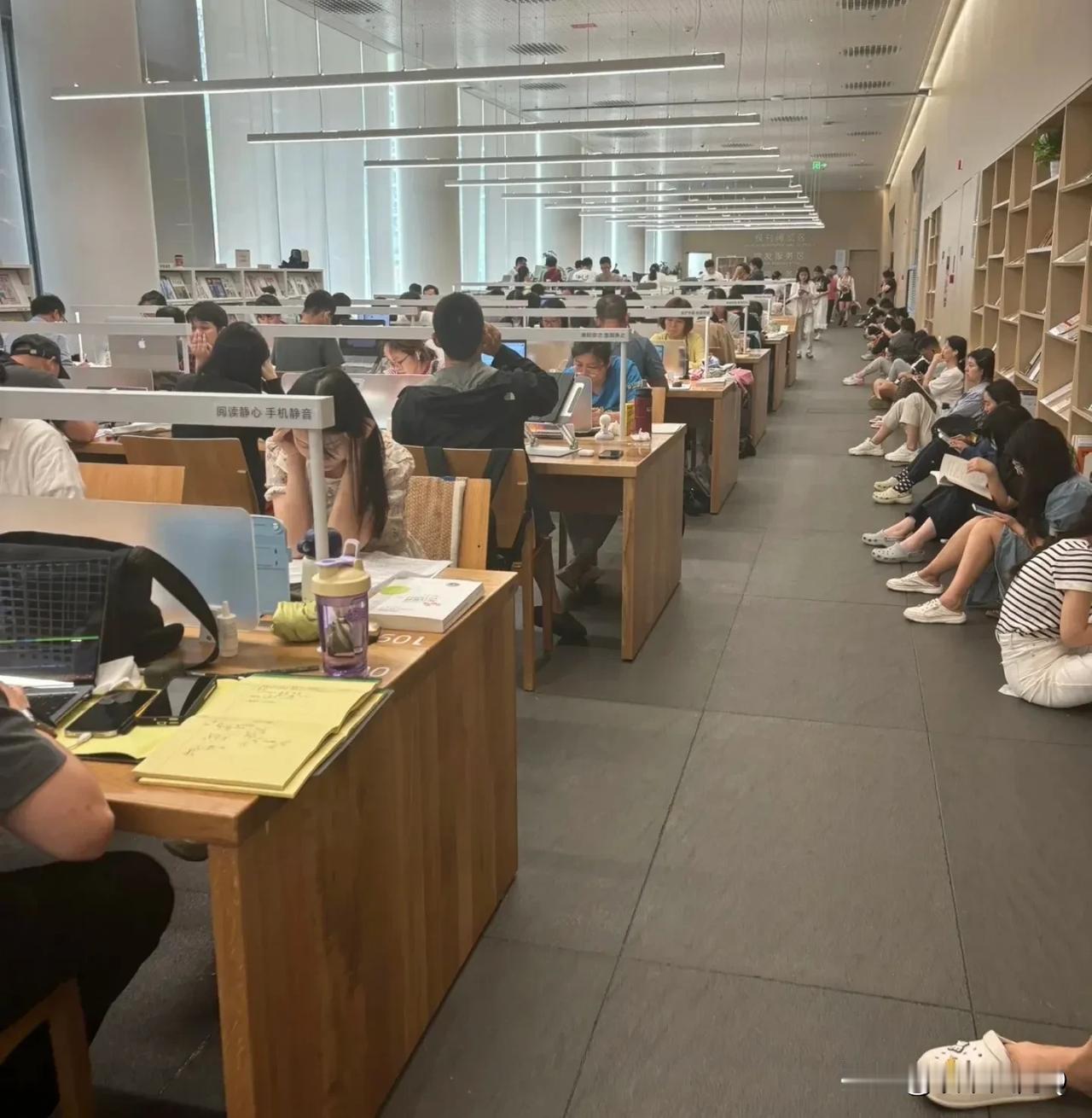 图书馆里的社会现状！
中年人是失业的！
年轻人是为了工作考证的吗！
老年人一般在